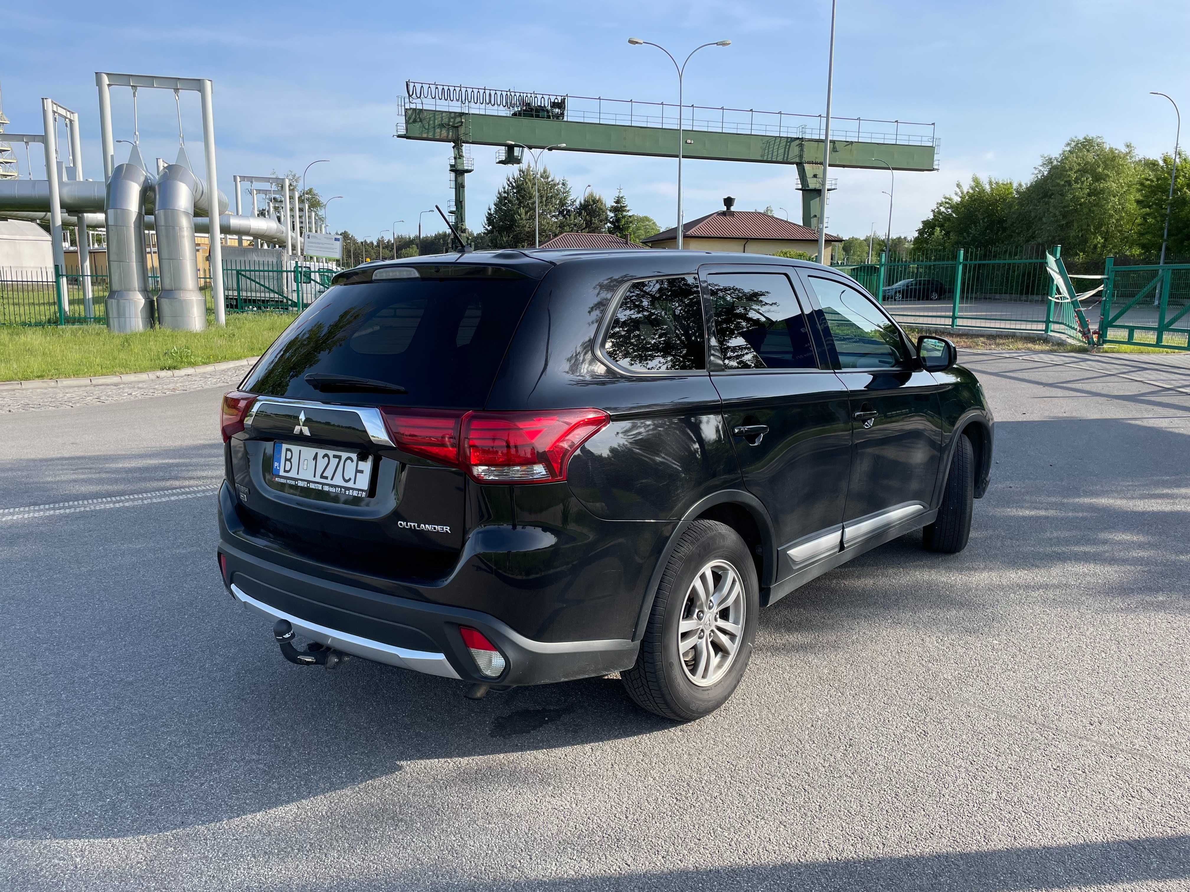 Mitsubishi Outlander 2,4 benzyna 4WD automat 2016r czarny