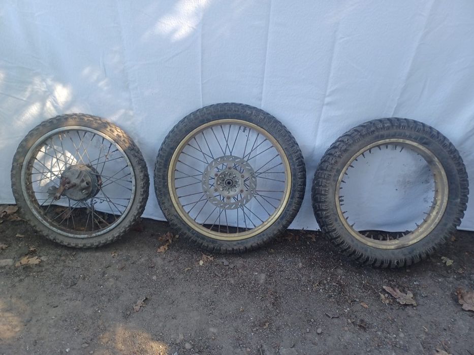 Várias peças de motas