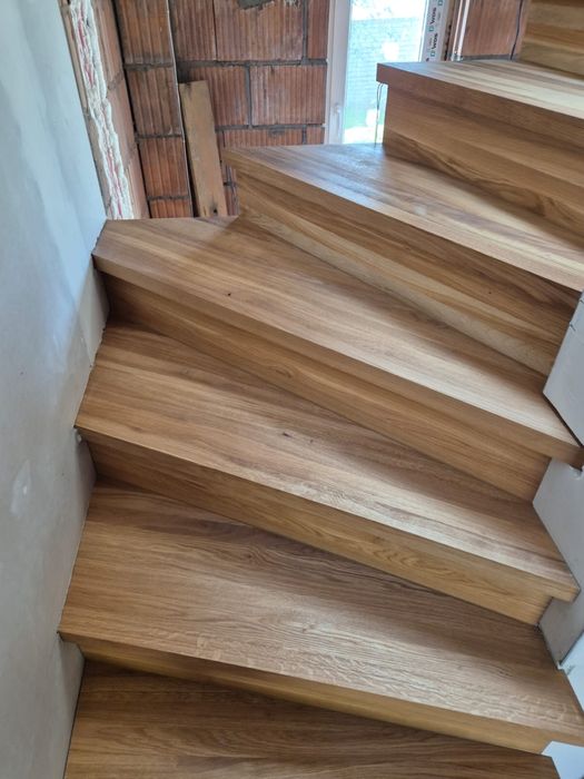 Schody z litego drewna w konkurencyjnej cenie, zapraszamy do kontaktu!