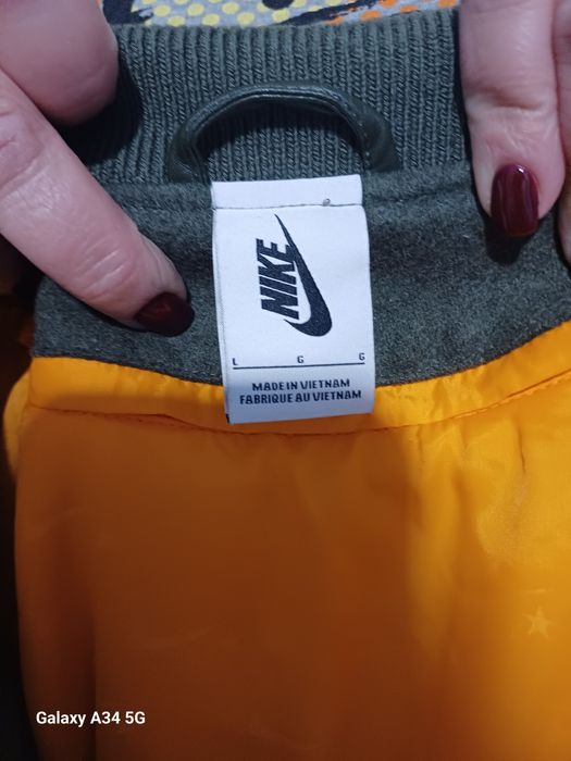 Женский бомбер Nike