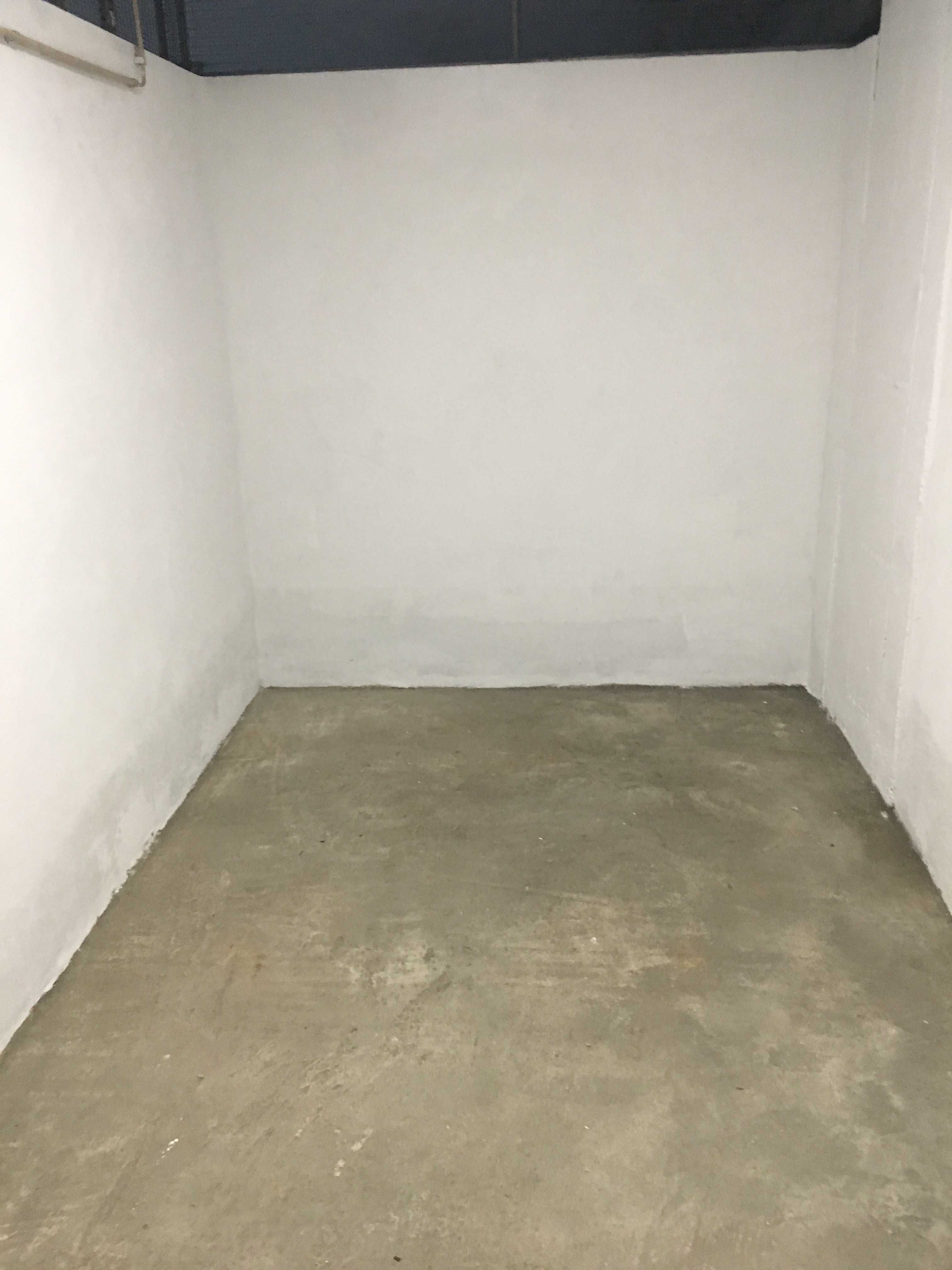 Lugar de garagem com Arrumos