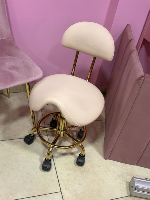 Siodlo taboret kosmetyczny rozowy zloty nogi zlote obrotowy na kolkach