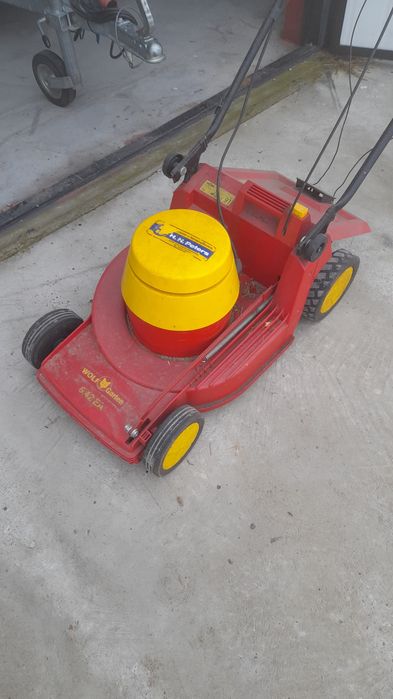 Kosiarka elektryczna z napędem.