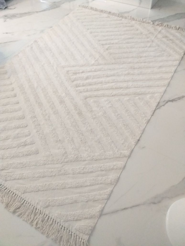 Modny dywan strukturalny z wypustkami beżowy