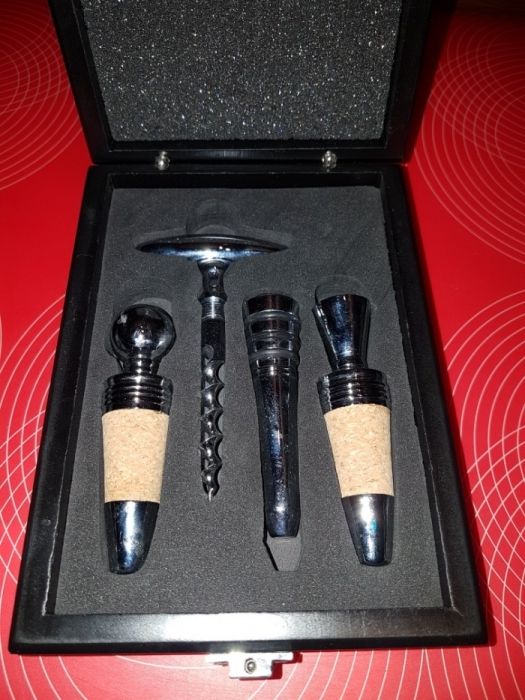 Elegancki zestaw do wina nowy