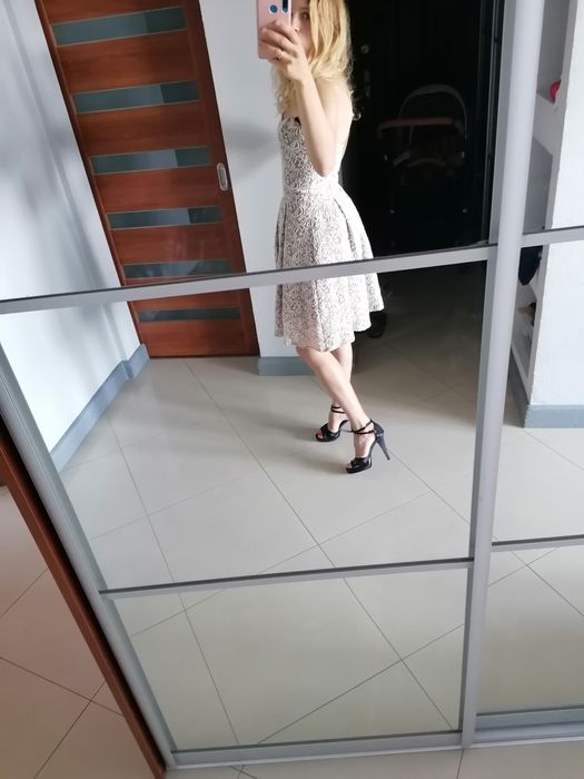 Sukienka Paris Hilton XS kawowa, beżowa, białe kwiaty, wesele