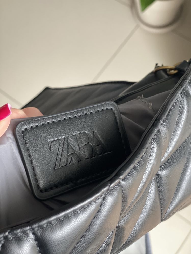 Torebka pikowana czarna na złotym łańcuchu zara