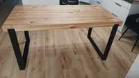 Duży drewniany stół do jadalni salonu kuchni