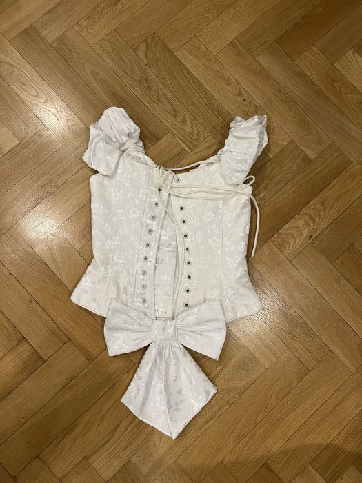 Suknia ślubna z gorsetem, spódnicą i tiulem