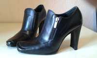 Кожаные черные женские туфли.