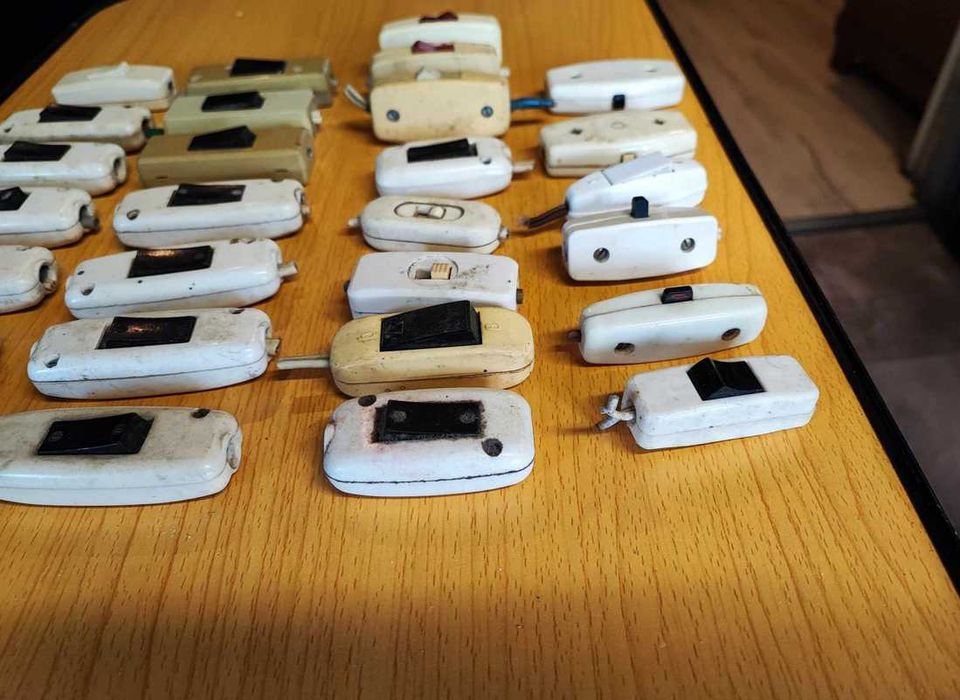 Bakelitowy wyłącznik,pstryczek elektryczek,cena za 1 szt.