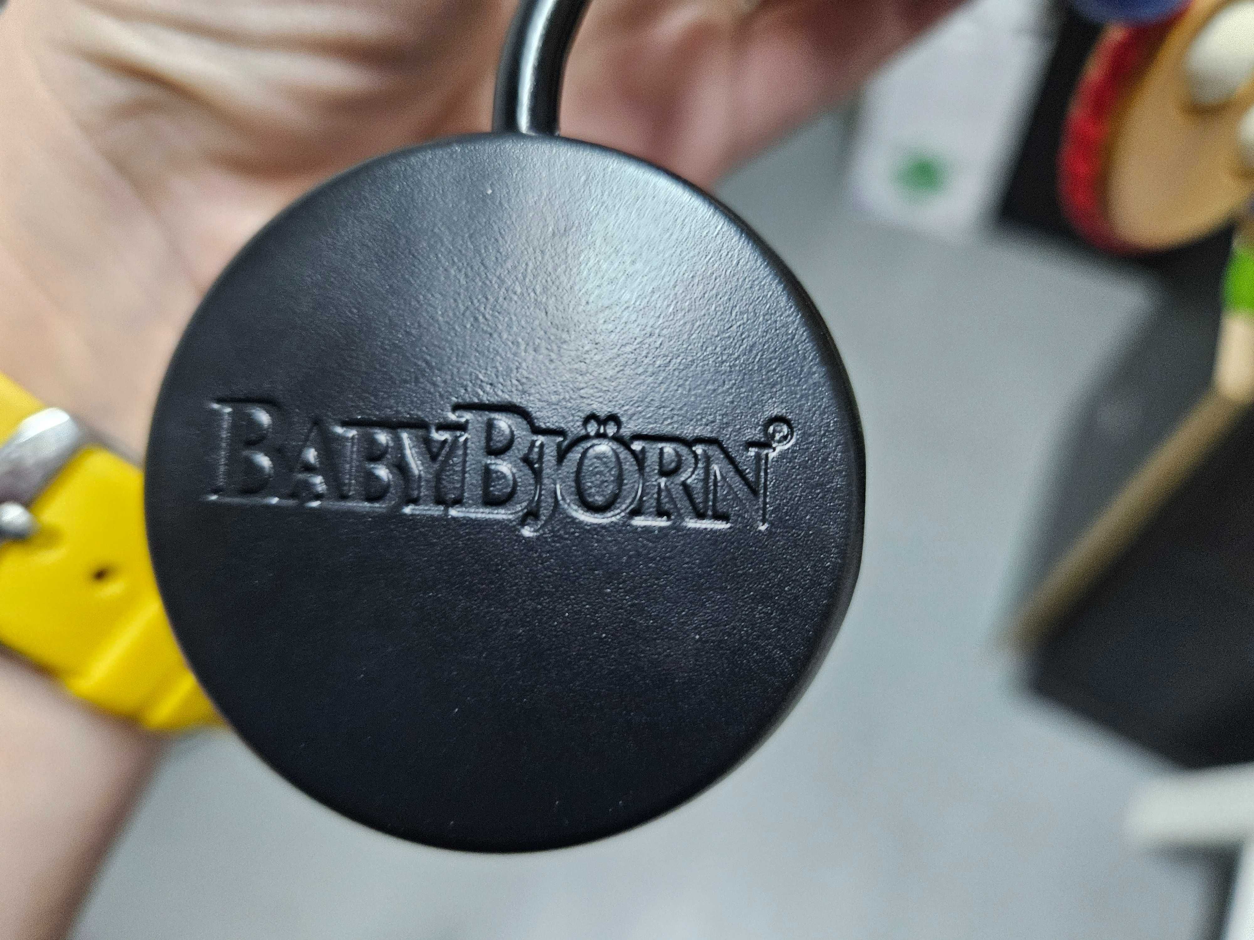 Bebé - Espreguiçadeira/bouncer da Babybjorn com brinquedo