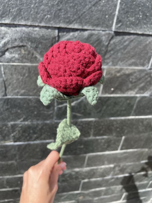 róża handmade z wloczki czerwona