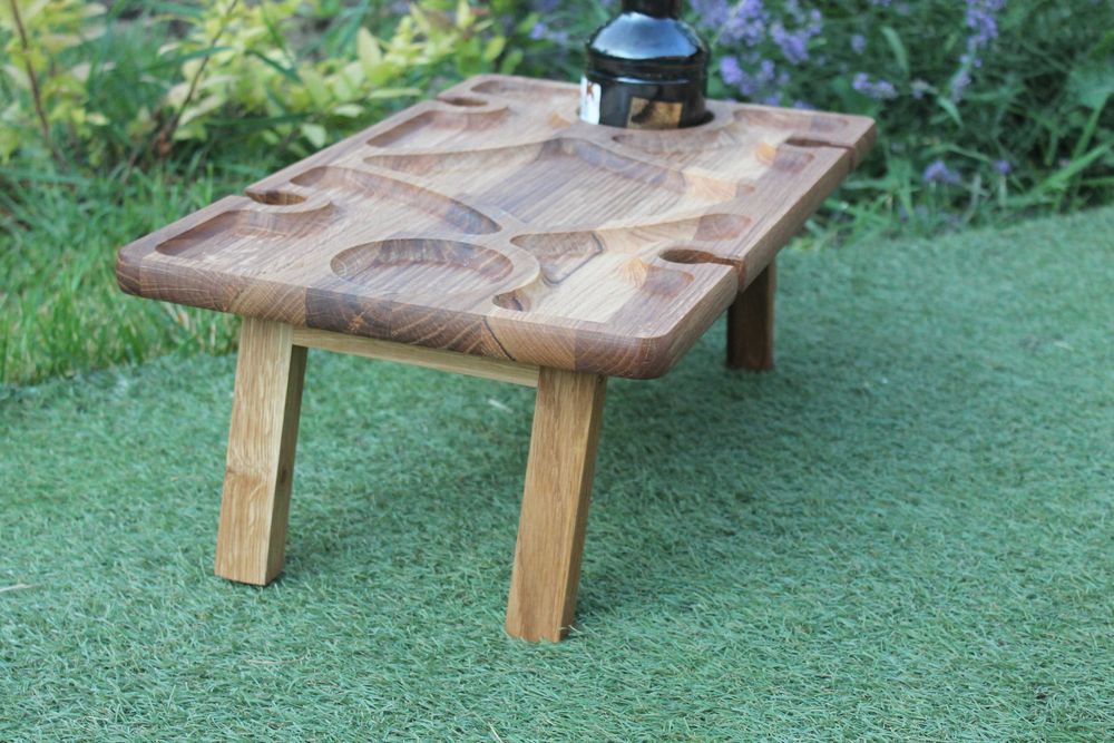 Винний столик дубовий – атмосфера в деталях