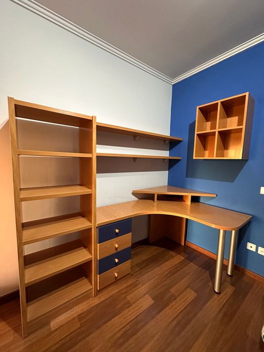 Secretária e estantes