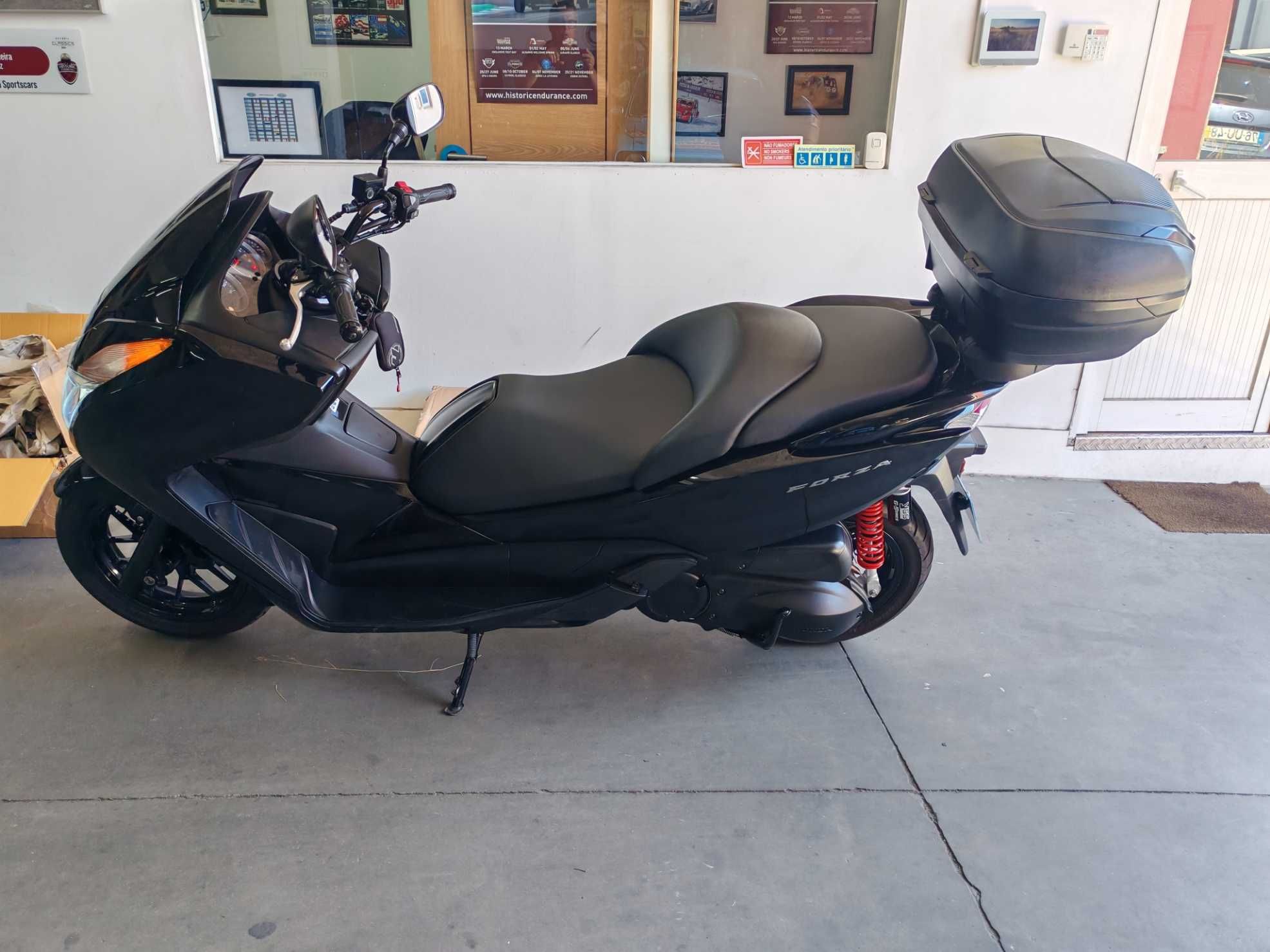 Honda Forza 300 de 2017 em bom estado