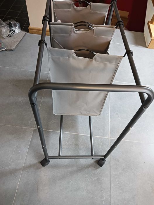 Wózek z torbami na pranie