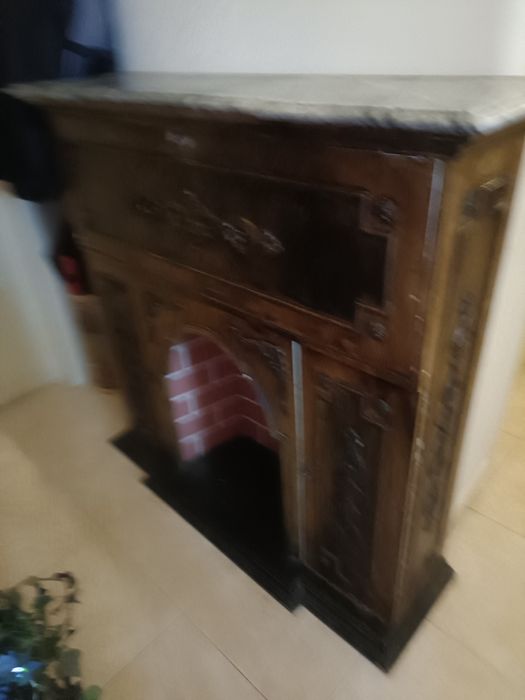 Móvel bar em madeira com tampo em pedra