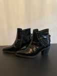 Botas pretas envernizadas