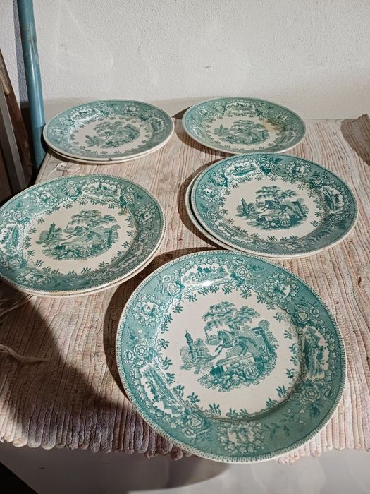 Lote variado de pratos cavalinho.