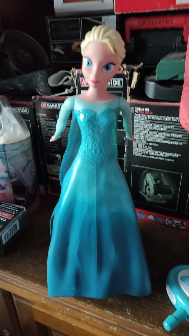 Boneca Frozen com comando