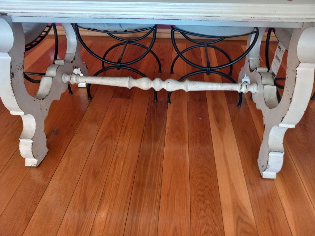 Mesa de jantar  em madeira e vidro
