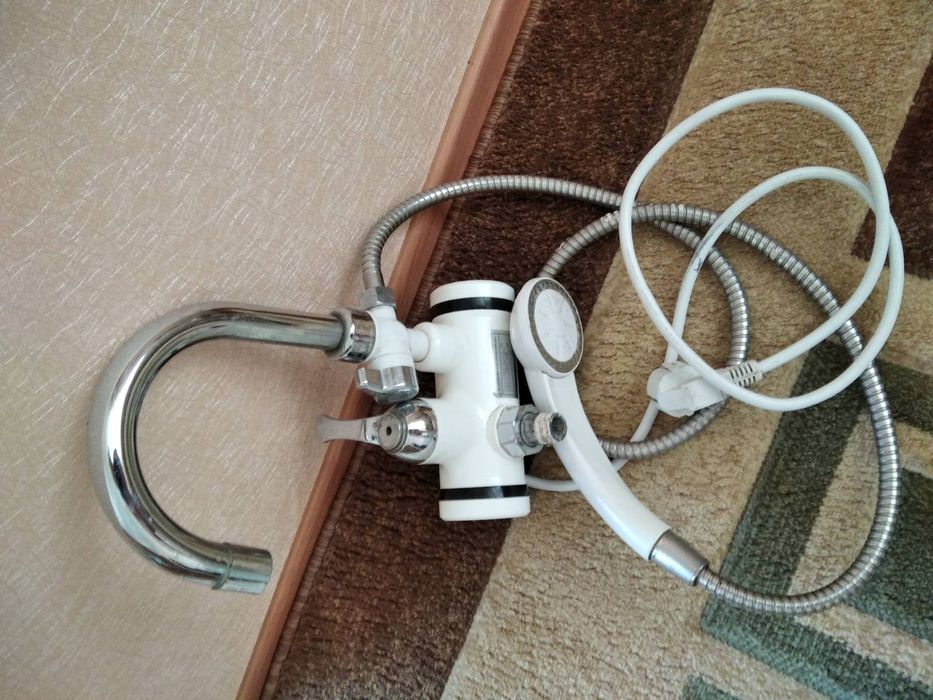 Продається проточний водо нагрівач води стан 9/10