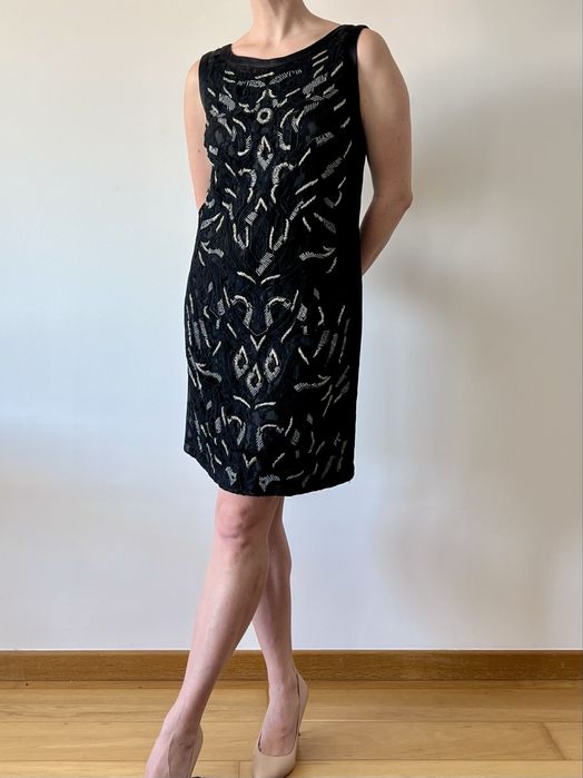 Vestido Elegante de Renda com Bordados Prateados