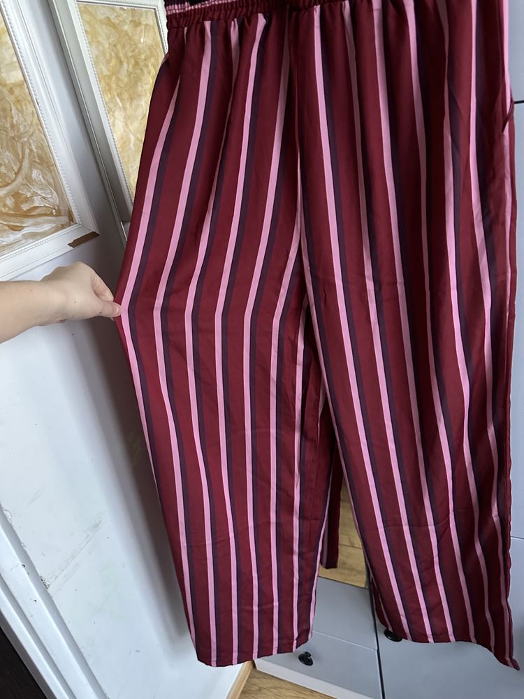 Burgundowe spodnie w paski satynowe eleganckie lato m NA-KD
