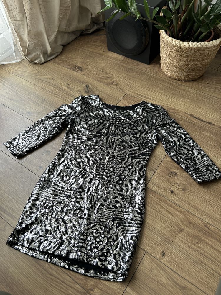 Krótka dopasowana sukienka cekinowa czarna srebrna