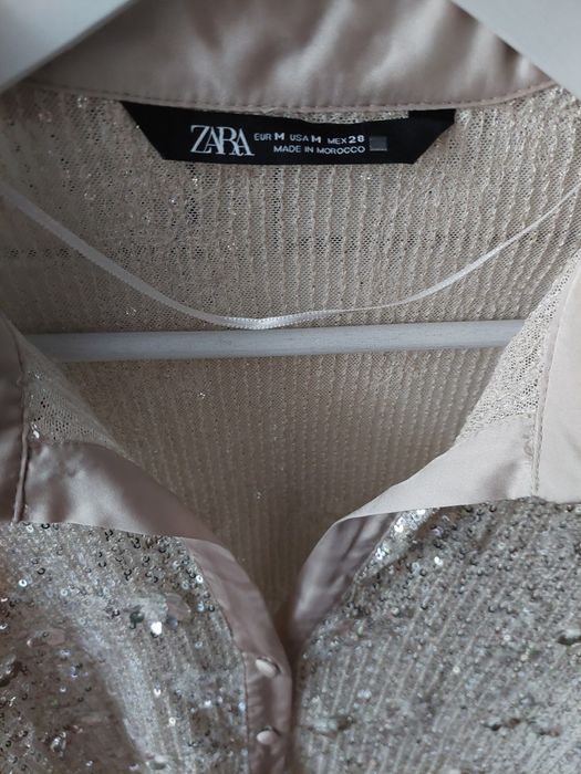 Koszula cekinowana na guziki z kołnierzykiem.