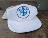 Czapka z logo BMW z okresu PRL-u, stan NOS