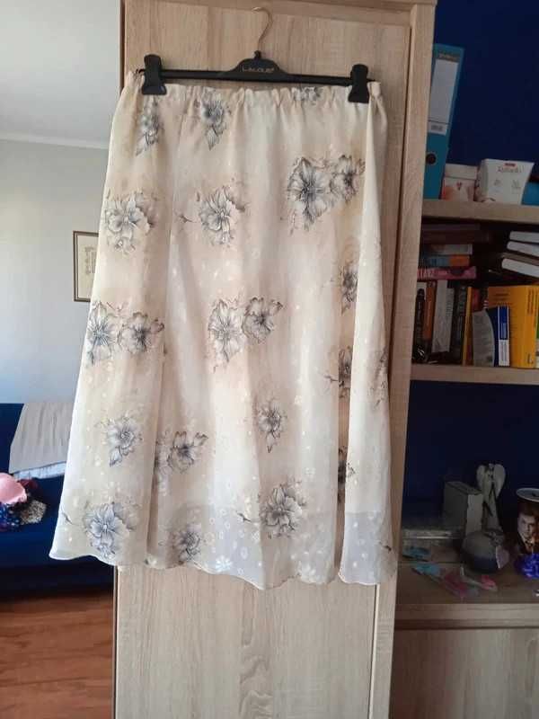 Kremowa spódnica w kwiaty w stylu vintage