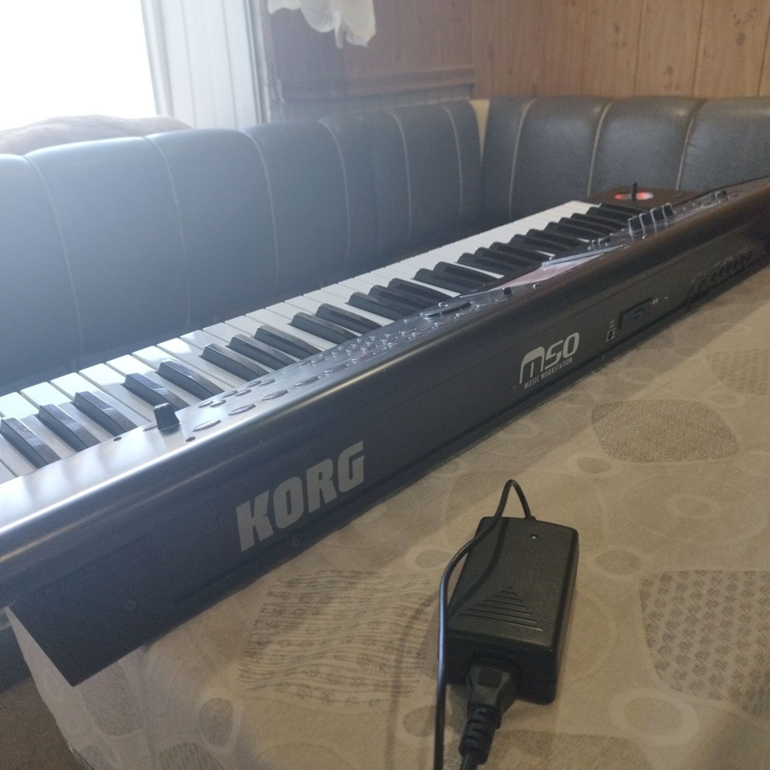 Продам профессиональный синтезатор, рабочую станцию Korg M50