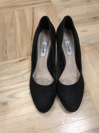 Clarks czarne buty na obcasie imitacja krokodyla rozmiar 40