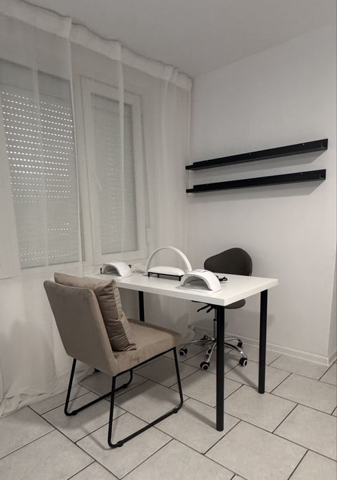 Stanowisko do manicure, dla stylistki paznokci