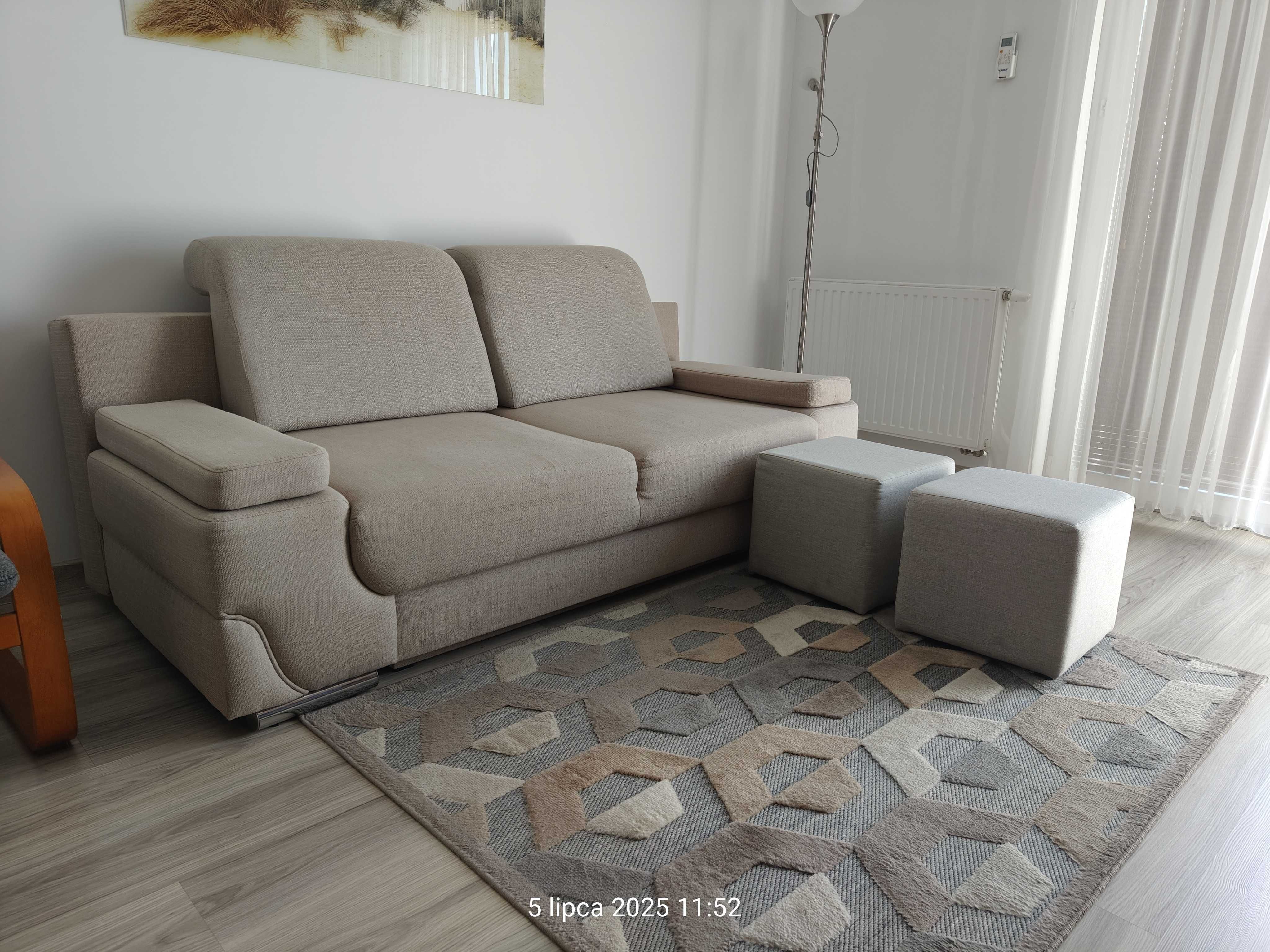 Sofa, 2 pufy. Stan dobry.