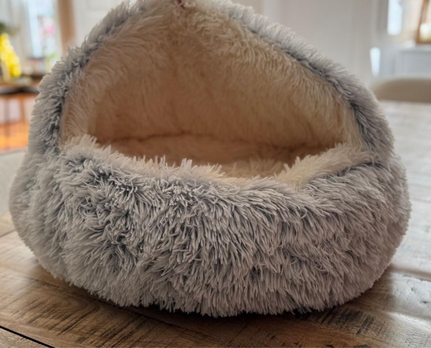 Cama para gatos branca e cinzenta