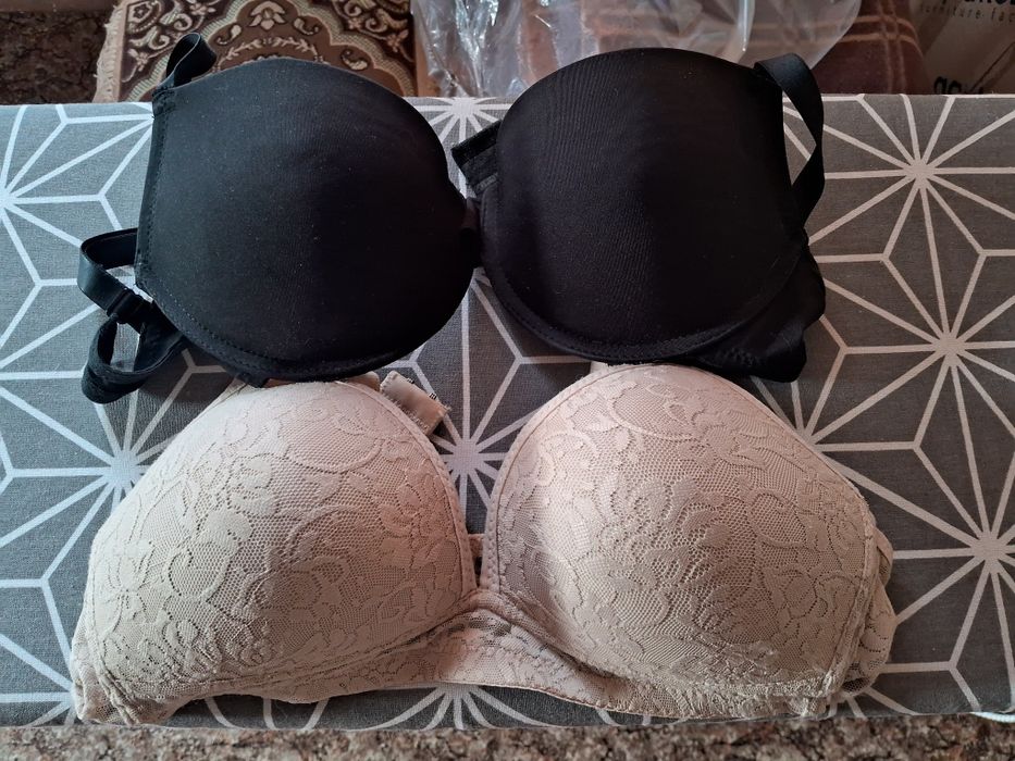 Оьдам два бюстгальтера