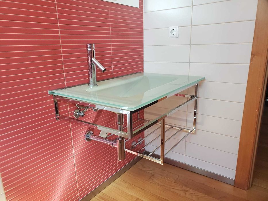 Lavatório Vidro e Inox para Casa de Banho
