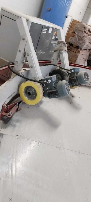 Podajnik karuzelowy, zestaw podawczy do maszyny