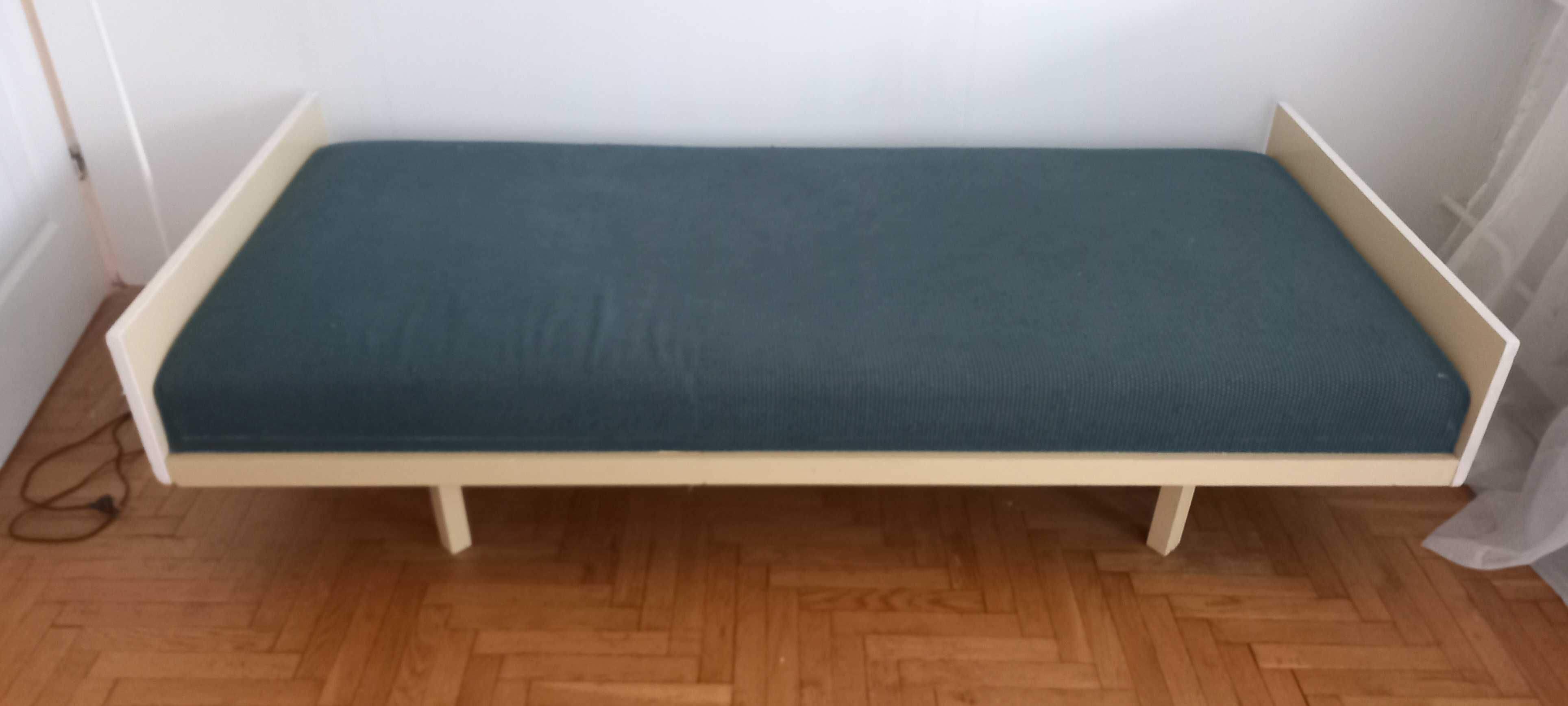 łóżko pojedyncze z materacem 90x200, stan bardzo dobry
