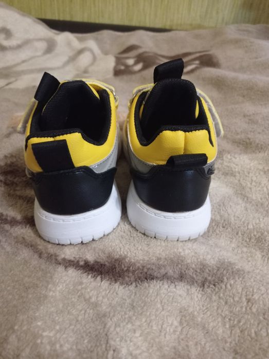 Продам дитячі кросівки