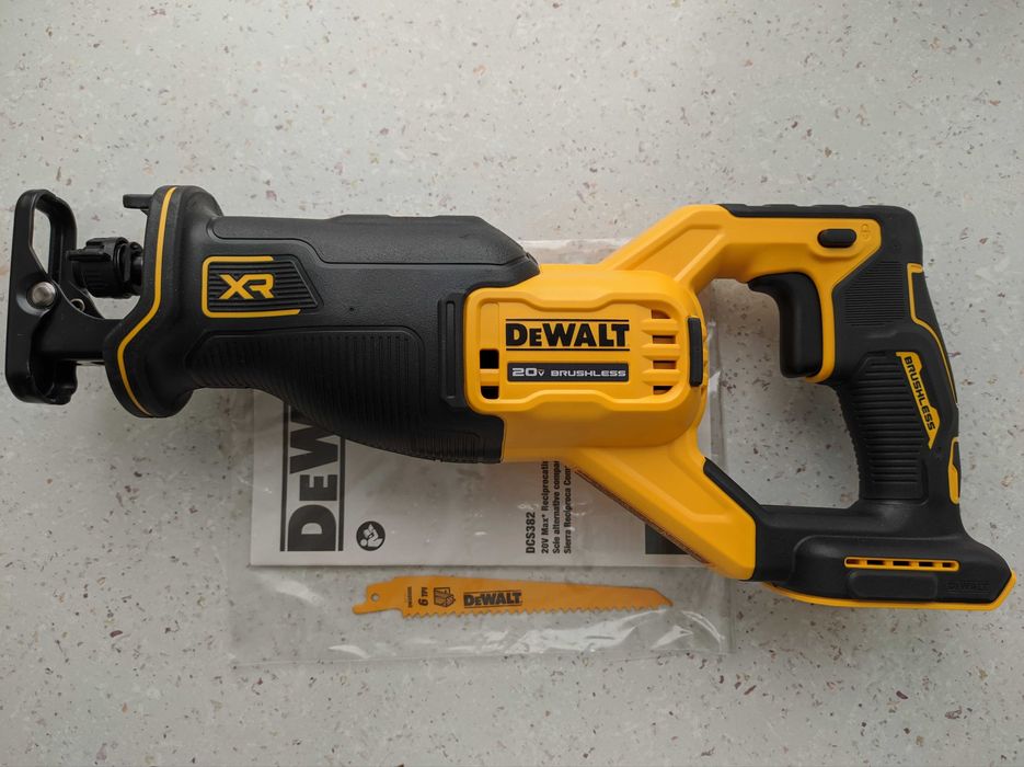 Аккумуляторная бесщеточная сабельная пила DeWalt DCS382B 20V MAX