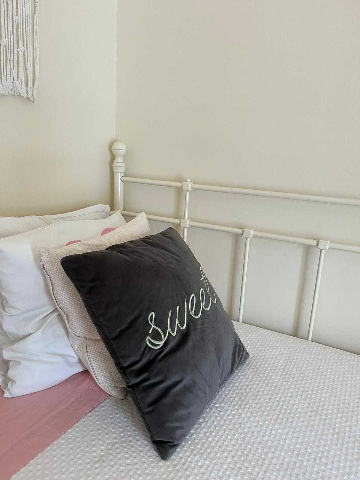 Cama 1m x 2,1m (inclui estrado e colchão)