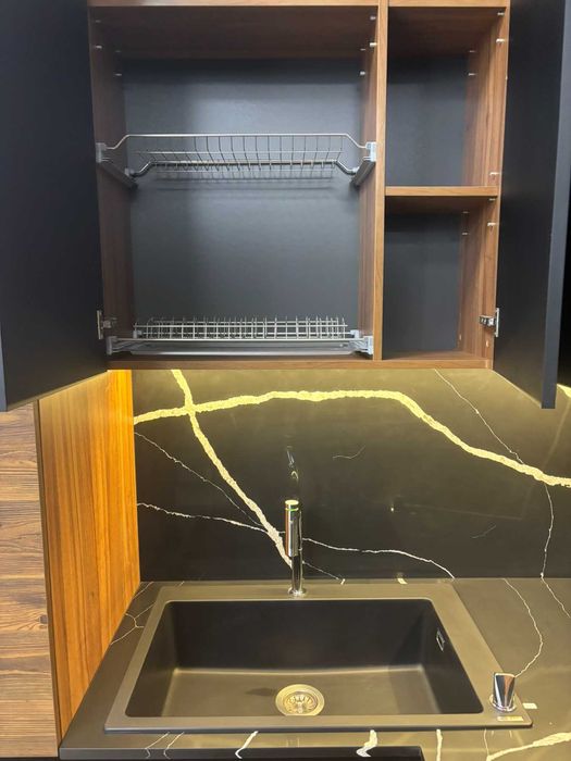 Кухня  хорошего качества. Выставочный образец.