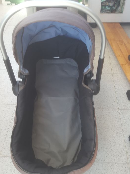 Cama  e  berço  transportável  para bebés