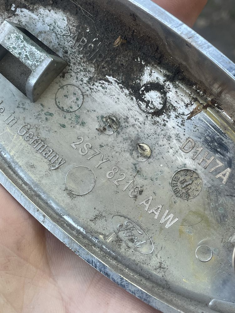 Прода згачок емблему на решітку радіатора Ford оригінал 2s7y8216aaw
