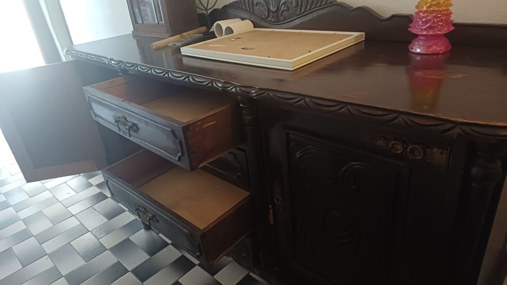 Cristaleira e movel antigos