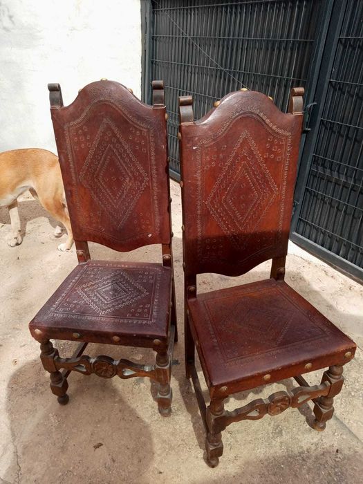 2 lindas cadeiras muito antigas em ótimo estado